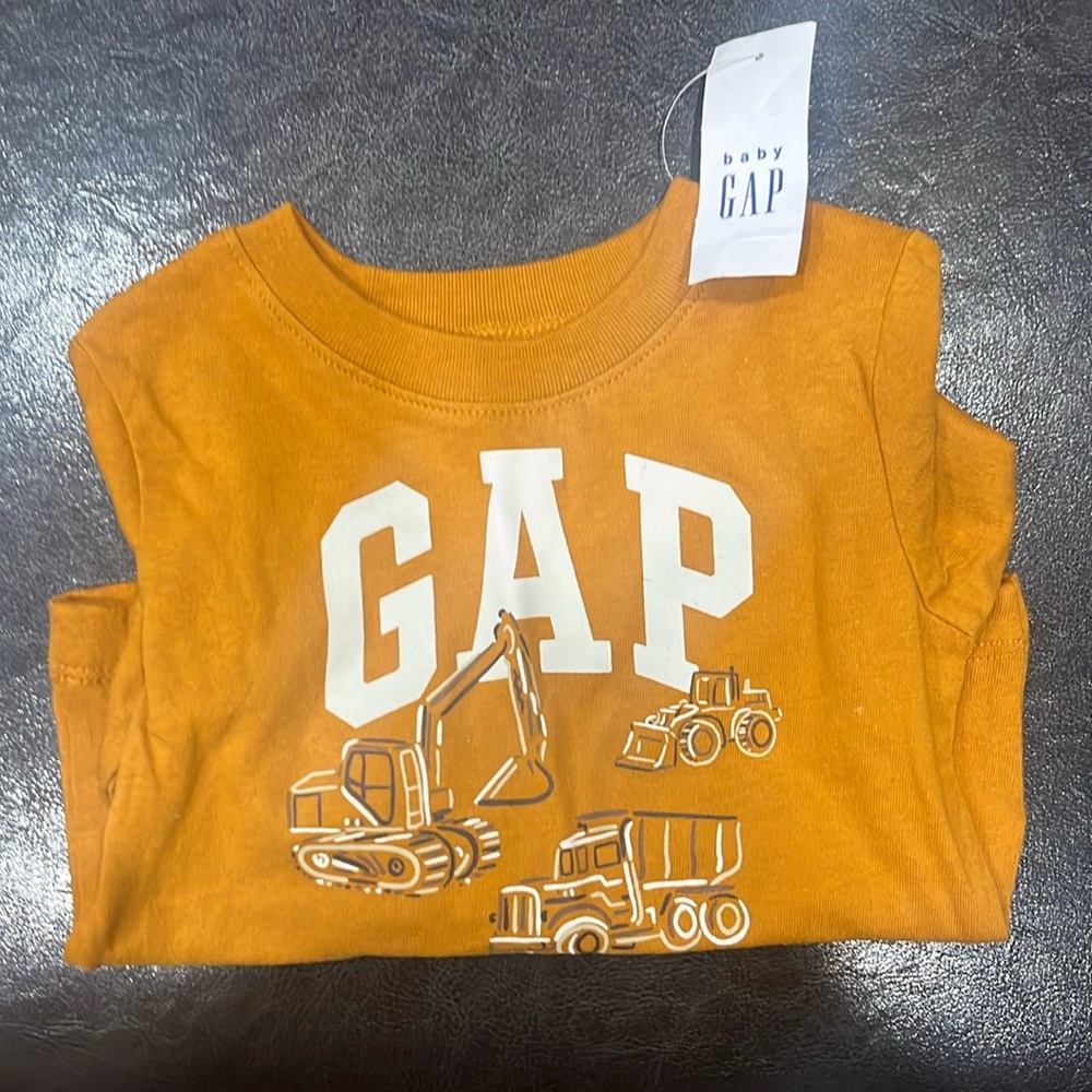 Baby gap 3-6 months. 23-27 inches. 12-27 lbs. Brown boys t-shirt. NWT